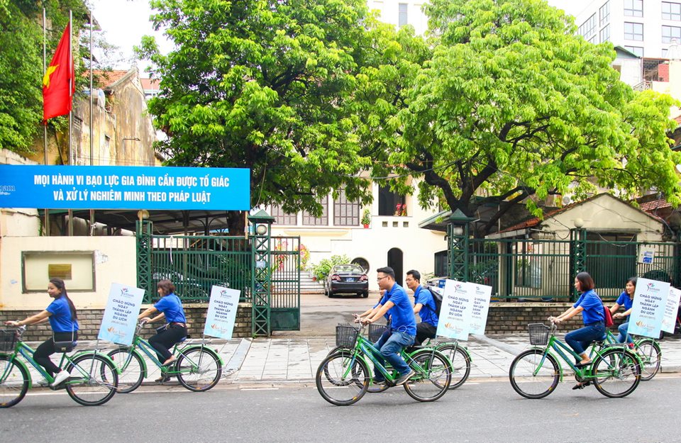 Đạp xe diễu hành qua các tuyến phố Hà Nội